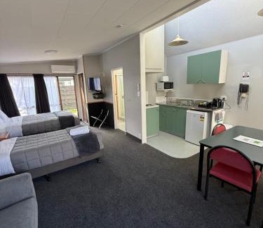 Springlands Hotel | Sundowner Motel