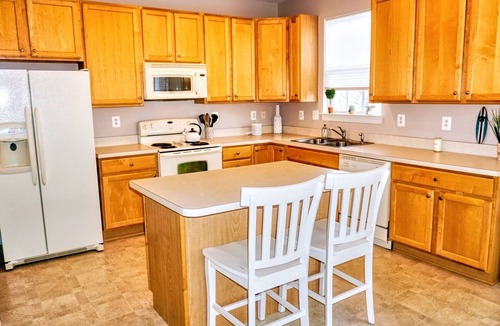 Villages of Five Points House | SUNDRENCHED REFLECTIONS – 4BD, 3.5BA – Sleeps 10 – Walkable community – Community Pool