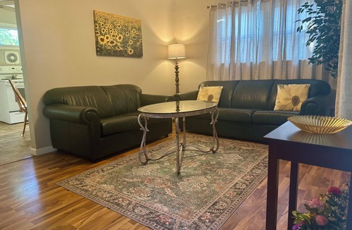 Springfield House | Sunflower Cottage close to Scheel's Sports Complex.