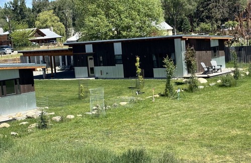 Winthrop House | Sunflower Resort ConeflowerCabin is in the ultra-quiet Winthrop South community, with a 5 minute walk to downtown on the pedestrian trail.