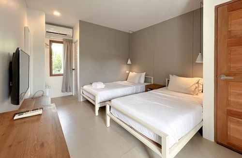 Chim Phli Hotel | SUNKISS pool.bed.cafe