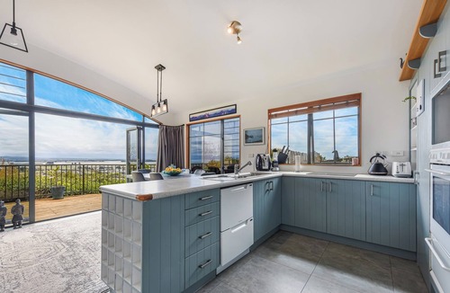 Nelson House | Sunkissed Heights - Nelson Holiday Home