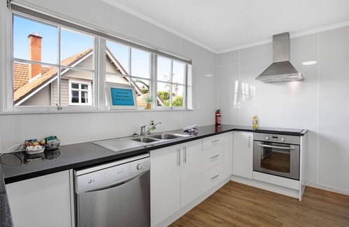 Greenlane - Ellerslie House | Sunlit Glow Spacious 5BR Home on Ladies Mile