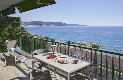 Fabron Apartment | SunlightProperties SKYBLUE - Luxury flat for 6 - Bathtub with a sea-view