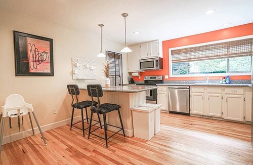 West Bellevue Condo | Sunlit contemporary Bellevue Home w/a Lush Garden