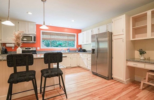 West Bellevue Condo | Sunlit contemporary Bellevue Home w/a Lush Garden