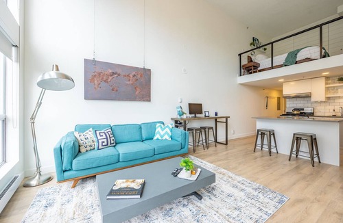 Downtown Vancouver Apartment | Sunlit Downtown Loft | Walk to Yaletown