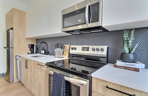 Civil Rights Historic District Apartment | Sunlit downtown loft, walk to theatres