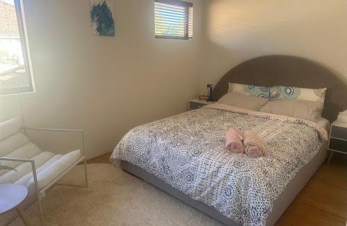 Bayswater House | Sunlit Minimal Aircon Room Bayswater Central City & Airport 10min