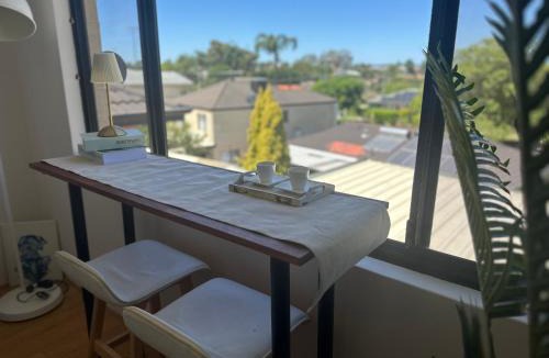 Bayswater House | Sunlit Minimal Master Room With Bathroom Aircon Bayswater Central City & Airport