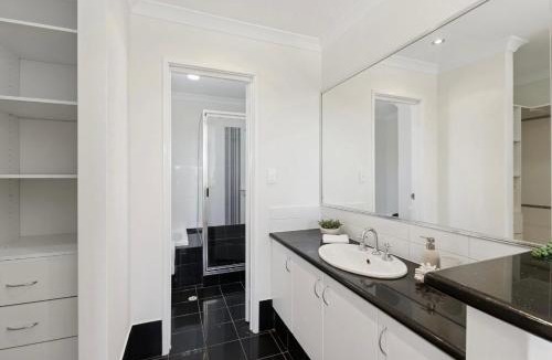 Bayswater House | Sunlit Minimal Master Room With Bathroom Aircon Bayswater Central City & Airport
