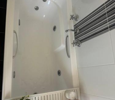 Bayswater House | Sunlit Minimal Master Room With Bathroom Aircon Bayswater Central City & Airport