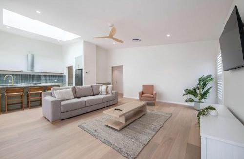 Dubbo House | Sunningdale - Pool Entertainer, Luxurious Living