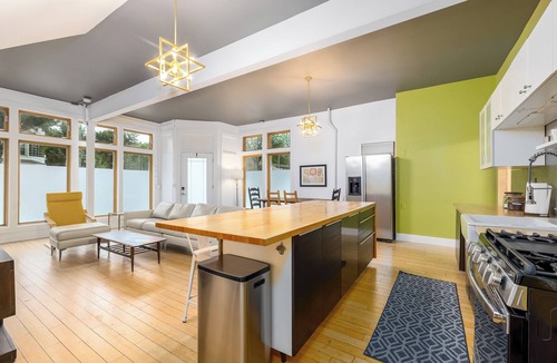 Macalester - Groveland House | Sunny 16BD Group Getaway w/Arcade, Theater, Event Venue