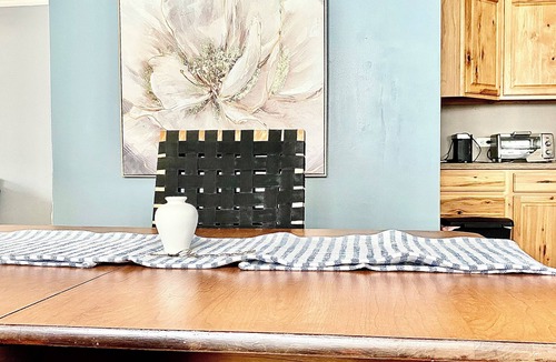 Evanston Apartment | Sunny 2-Bdrm Apt In-Unit Lndry & Balcony Near NU Hsptls