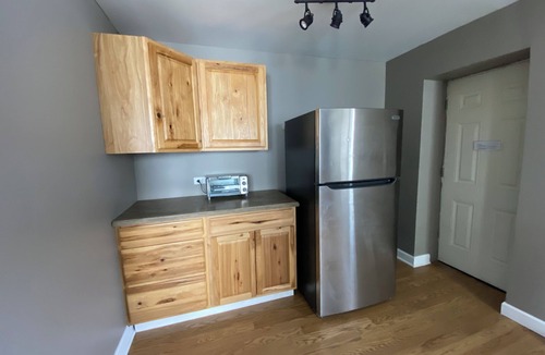 Evanston Apartment | Sunny 2-Bdrm Apt In-Unit Lndry & Balcony Near NU Hsptls