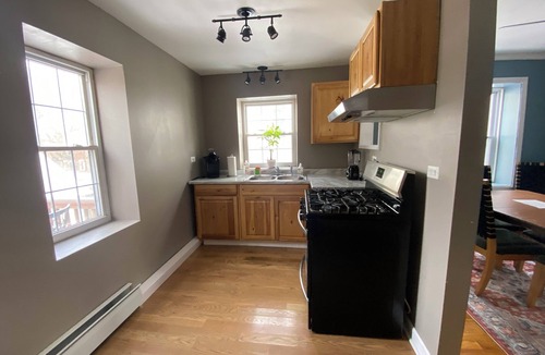 Evanston Apartment | Sunny 2-Bdrm Apt In-Unit Lndry & Balcony Near NU Hsptls
