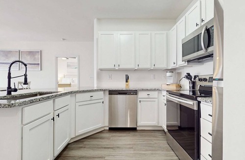 Goose Creek Condo | Sunny 2BR Pool View in Pet Friendly Resort w/Pool Access