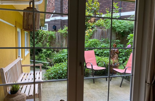 West Vancouver House | Sunny and Spacious Garden Suite 5 minutes to Ocean 20 minutes to downtown