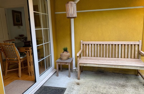 West Vancouver House | Sunny and Spacious Garden Suite 5 minutes to Ocean 20 minutes to downtown