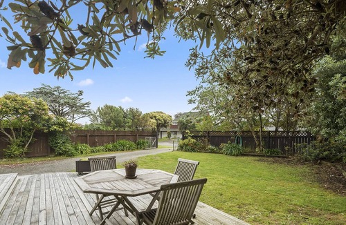 Paraparaumu Beach House | SUNNY BEACH BACH HIDEAWAY - PARAPARAUMU BEACH HOLIDAY HOME in Paraparaumu Beach