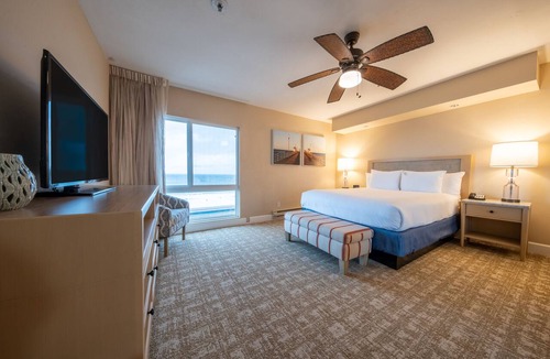 Townsite Hotel | Sunny Beachside Stay With Ocean Views and Full Kitchen