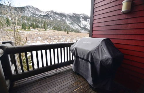 Mammoth Lakes House | Sunny, Bright & Warm 4/4 on the Snowcreek Meadow!