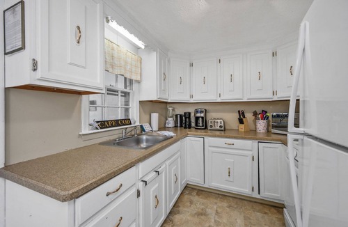 West Yarmouth Cottage | Sunny Cape Cod Cottage Near Lewis Bay