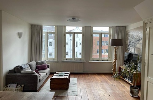 Museum Quarter Apartment | Sunny, Charming 2 Bedroom Apartment Walking Distance to the Canals of Amsterdam