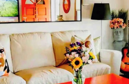 Belmont House | Sunny cheerful house in downtown Belmont