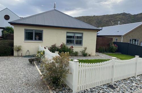 Clyde House | Sunny Clyde Getaway in the Heart of Clyde