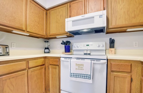 Ocean Isle Beach Apartment | Sunny Condo - Private Ocean Isle Beach Access!