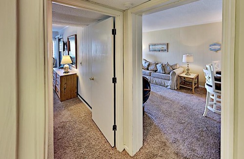 Myrtle Beach House | Sunny Condo with Private Balcony Outdoor Pool