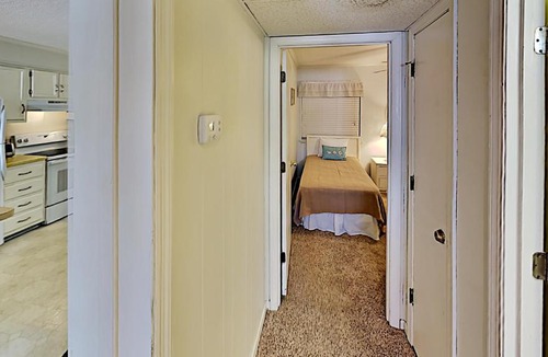 Myrtle Beach House | Sunny Condo with Private Balcony Outdoor Pool
