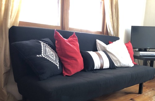 East Jamaica Apartment | Sunny, convenient 4-Bed Family Base w/Balcony: Fast WiFi, WFH, 15 min to ski!