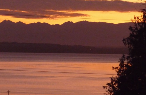 Clinton Cottage | Sunny Cottage with great water view - Lots of Great Amenities - Hot Tub