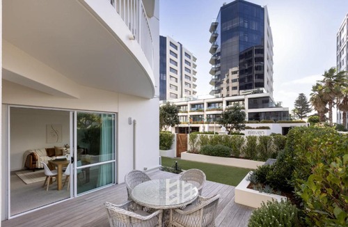 Mount Maunganui Apartment | Sunny Courtyard Dreaming Downtown with Pool & Gym