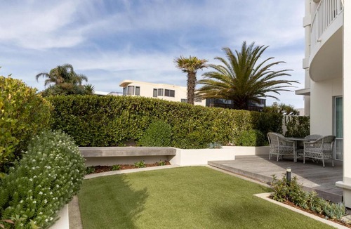 Mount Maunganui Apartment | Sunny Courtyard Dreaming Downtown with Pool & Gym