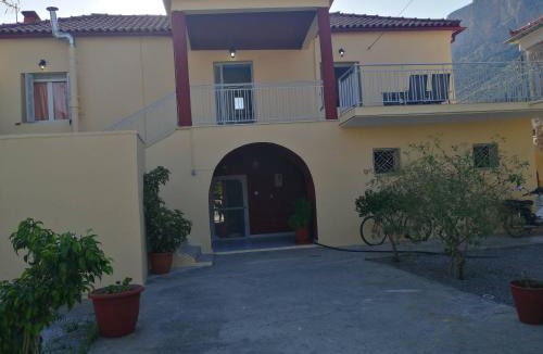 Leonidio Apartment | Sunny cozy House with grand courtyard