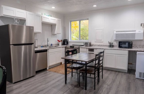 Alto Apartment | Sunny Days Studio Half Suite| Kayaks Hot Tub