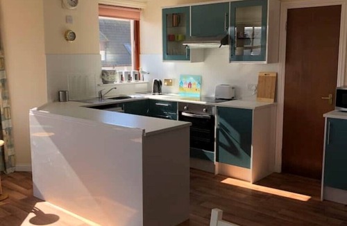 Findhorn Apartment | Sunny first floor flat, four minutes from the beach!