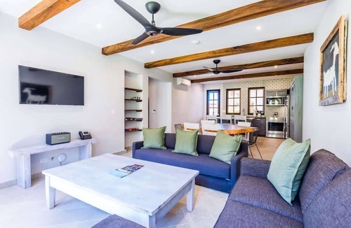 Las Catalinas Condo | Sunny flat steps from the beach with splash pool
