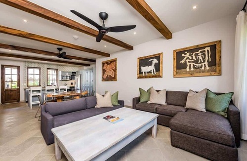 Las Catalinas Condo | Sunny flat steps from the beach with splash pool