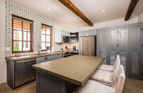 Las Catalinas Condo | Sunny flat steps from the beach with splash pool