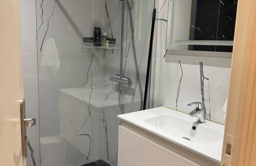 Saint-Sylvestre Apartment | Sunny getaway in Nice Terrace-parking