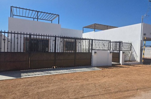 El Centenario House | Sunny getaway with pool in El Centenario, 10-15 min to La Paz. 5 min from ocean