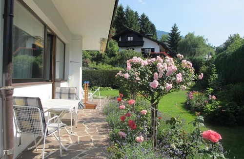 Aldrans Apartment | Sunny holiday home with a beautiful garden and terrace