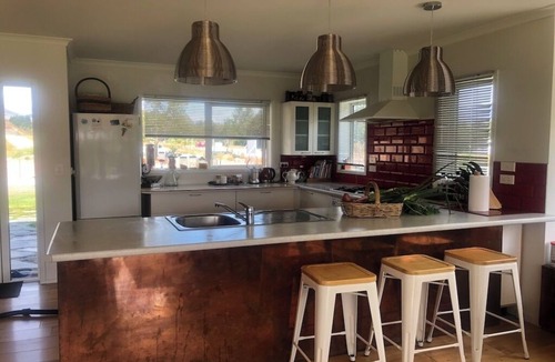 Glenorchy House | Sunny Home with Large Living Area, Garden & friendly free-range chickens