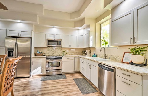 Coconut Grove House | Sunny Kailua Home w/Covered Lanai 1 Mi to Beach!
