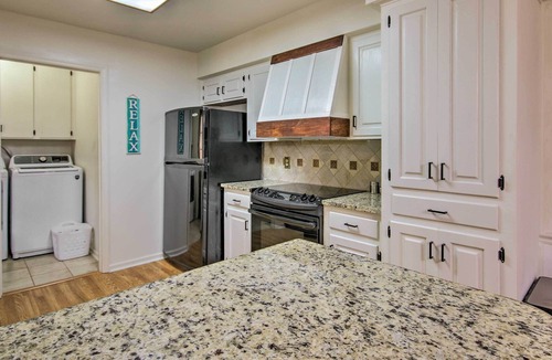 Prosperity House | Sunny Lakefront Escape in Prosperity w/ Dock!